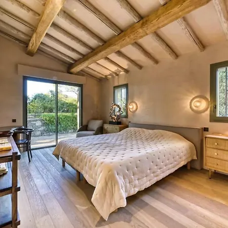 Villa Hughes *